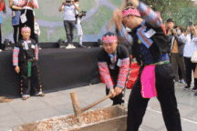 Người Mông giã bánh dày ăn Tết trên đường phố Hà Nội