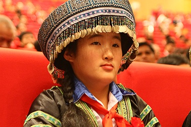 Nghị lực sống đáng khâm phục của cô bé H’mông mồ côi mẹ