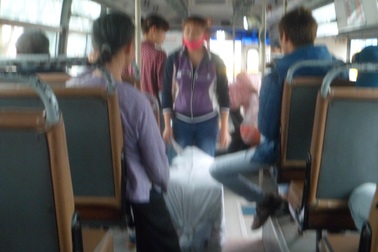 Những dịch vụ “chui” ở bến xe Giáp Bát