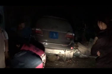 Xe tải bốc cháy, tài xế đạp cửa cứu vợ con