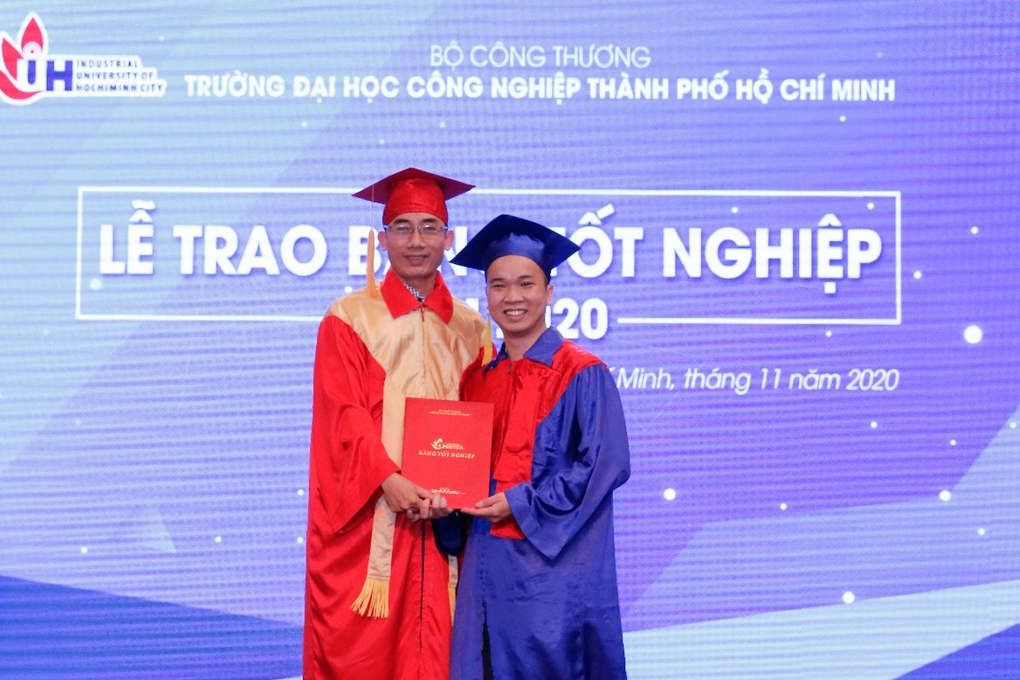 Đại sứ kỹ năng nghề giúp người thực vật giao tiếp bằng mắt - 2 Đại sứ kỹ năng nghề giúp người thực vật giao tiếp bằng mắt - 2