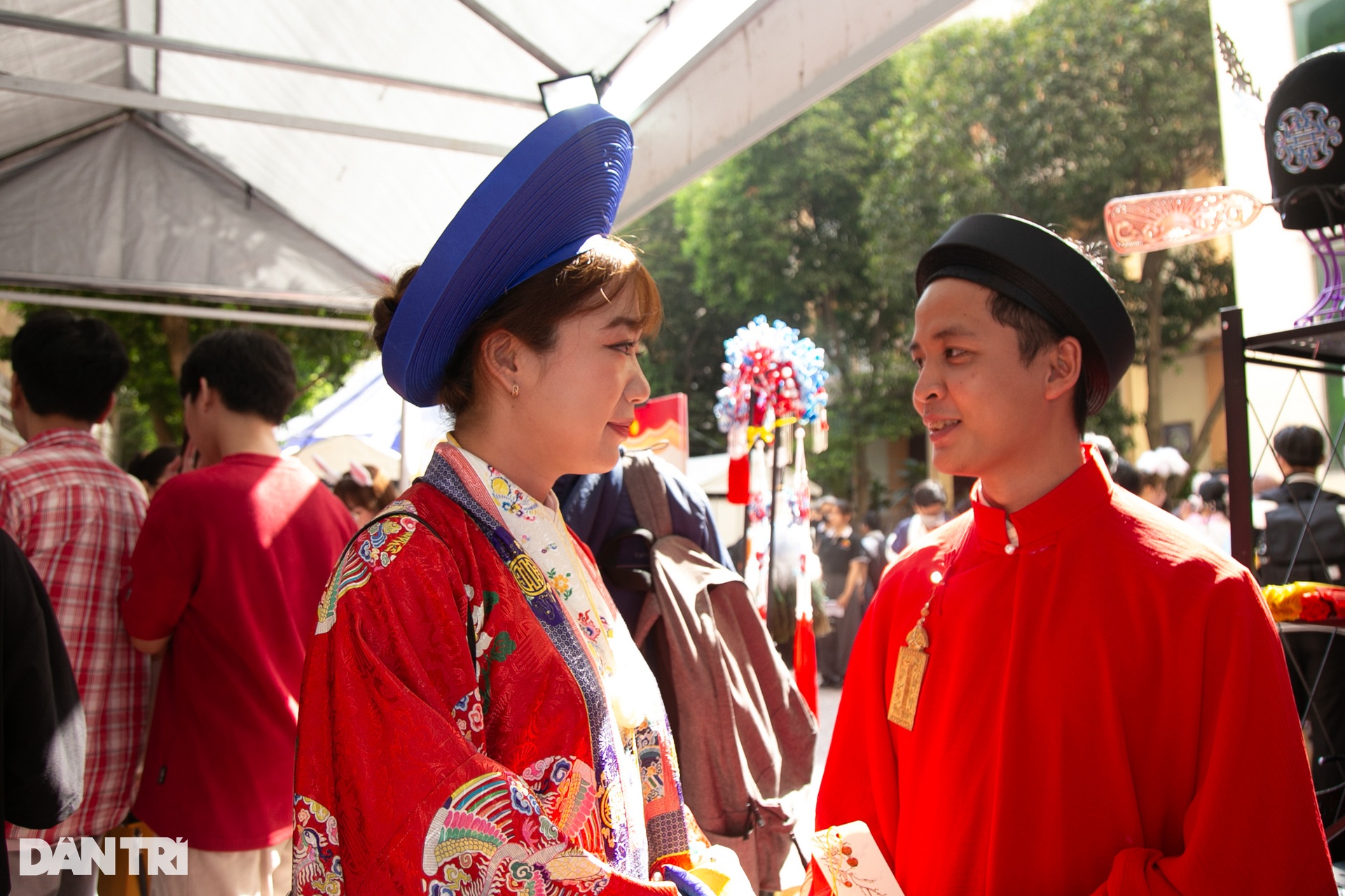 Hàng trăm bạn trẻ xúng xính Việt phục đi chơi hội - 7 Hàng trăm bạn trẻ xúng xính Việt phục đi chơi hội - 7