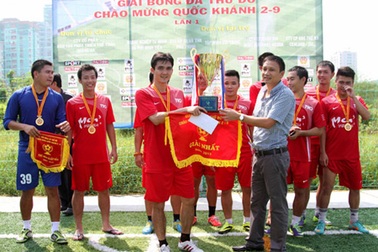 HLV Triệu Quang Hà tổ chức giải bóng đá phủi