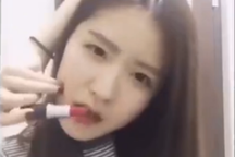 Đánh son kiểu oái oăm thành... trào lưu giới trẻ