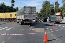 Đi châm cứu, người phụ nữ bị xe tải cán gần cổng bệnh viện ở Bình Dương