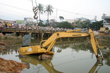 Giải cứu xe đào bánh xích bị "đuối" dưới sông