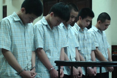 Bênh bạn gái, côn đồ "nhí" hạ sát nhầm người