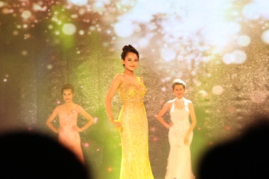 Sinh viên Học viện Hành chính Quốc gia đăng quang "Người đẹp phố biển"