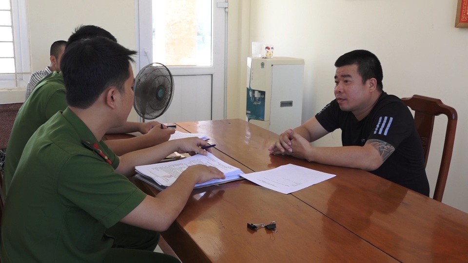 Khởi tố 2 đối tượng cho vay lãi nặng với lãi suất cao gấp hàng chục lần - 1 Khởi tố 2 đối tượng cho vay lãi nặng với lãi suất cao gấp hàng chục lần - 1