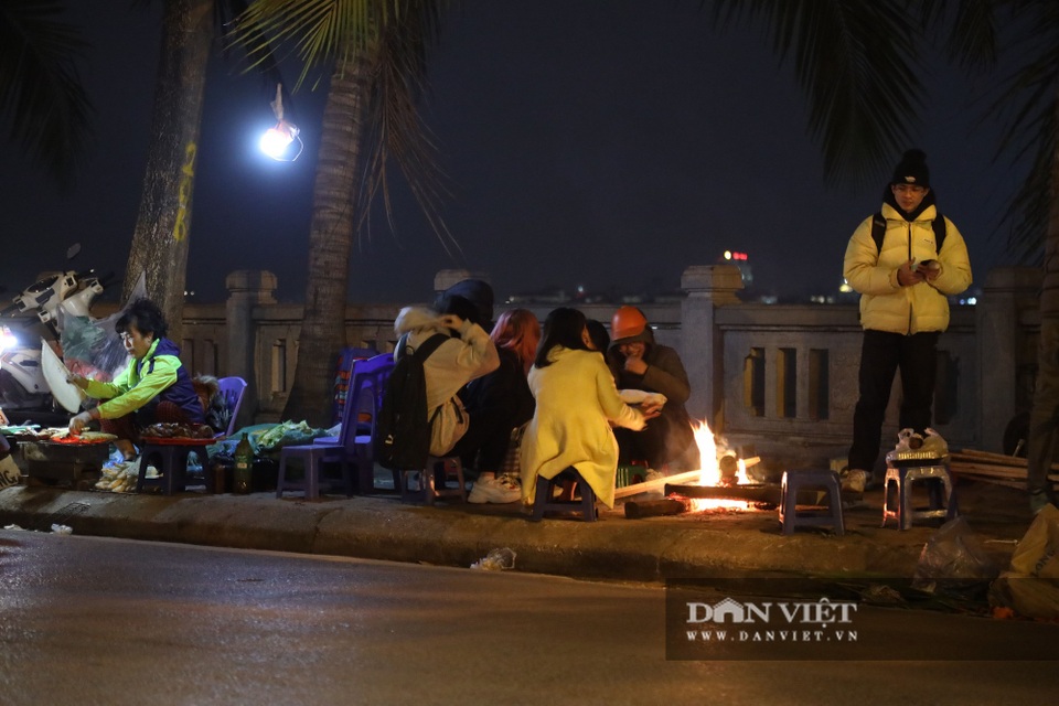 Người Hà Nội co ro, đốt lửa sưởi ấm trên phố ngày giá rét 11 độ C - 5 Người Hà Nội co ro, đốt lửa sưởi ấm trên phố ngày giá rét 11 độ C - 5