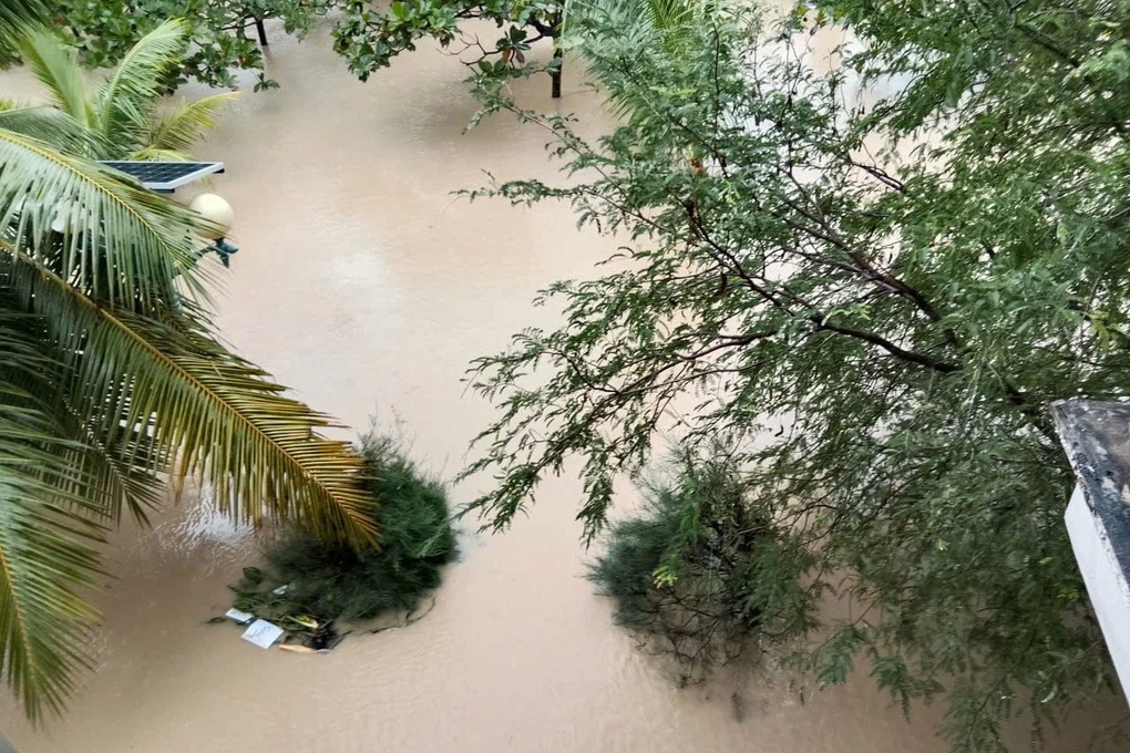 Lũ về bất ngờ, 130 người ở Làng trẻ SOS Quy Nhơn lên tầng 2 chờ hỗ trợ - 2