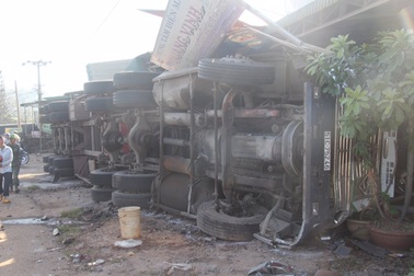 Container tông xe máy, 1 người tử vong, 4 người bị thương