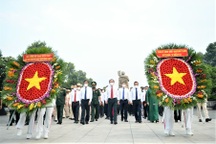 Lãnh đạo TPHCM viếng Nghĩa trang Liệt sỹ nhân ngày thống nhất đất nước