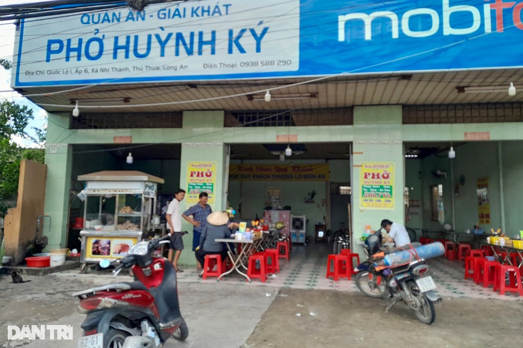 Khách ăn phở bỏ quên tài sản hàng trăm triệu đồng, chủ tiệm trả lại - 2 Khách ăn phở bỏ quên tài sản hàng trăm triệu đồng, chủ tiệm trả lại - 2