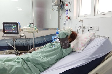 Nôn thốc tháo, nổi mẩn toàn thân vì tiêm thuốc làm trắng da