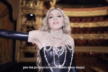 Madonna trong clip quảng bá cho show diễn tại Rio de Janeiro