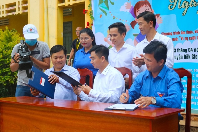 Giám đốc ITTPC Trần Quốc Duy (ngồi chính giữa), Bí thư Tỉnh Đoàn Đăk Nông Châu Ngọc Lương anh Đoàn Ngọc Hiếu - Phó Chủ tịch Hội Doanh nhân trẻ tỉnh Đắk Nông ký kết hợp tác