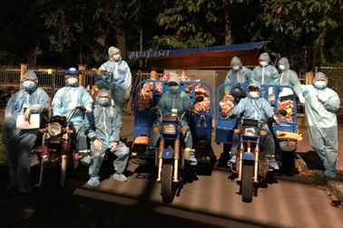 21h đêm, "shipper áo xanh" vẫn miệt mài mang rau, cá tới khu phong tỏa