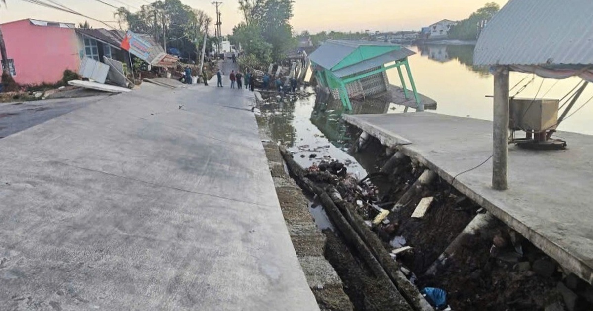 Đường bê tông "rơi" xuống sông ở Cà Mau
