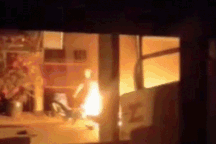 Không đánh được bạn nhậu, đốt luôn 2 xe máy của đối thủ