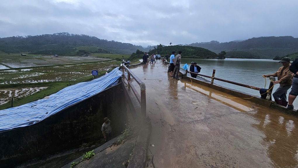 Hồ thủy lợi 1,7 triệu m3 có nguy cơ vỡ, Lâm Đồng sơ tán dân trong đêm - 1 Hồ thủy lợi 1,7 triệu m3 có nguy cơ vỡ, Lâm Đồng sơ tán dân trong đêm - 1
