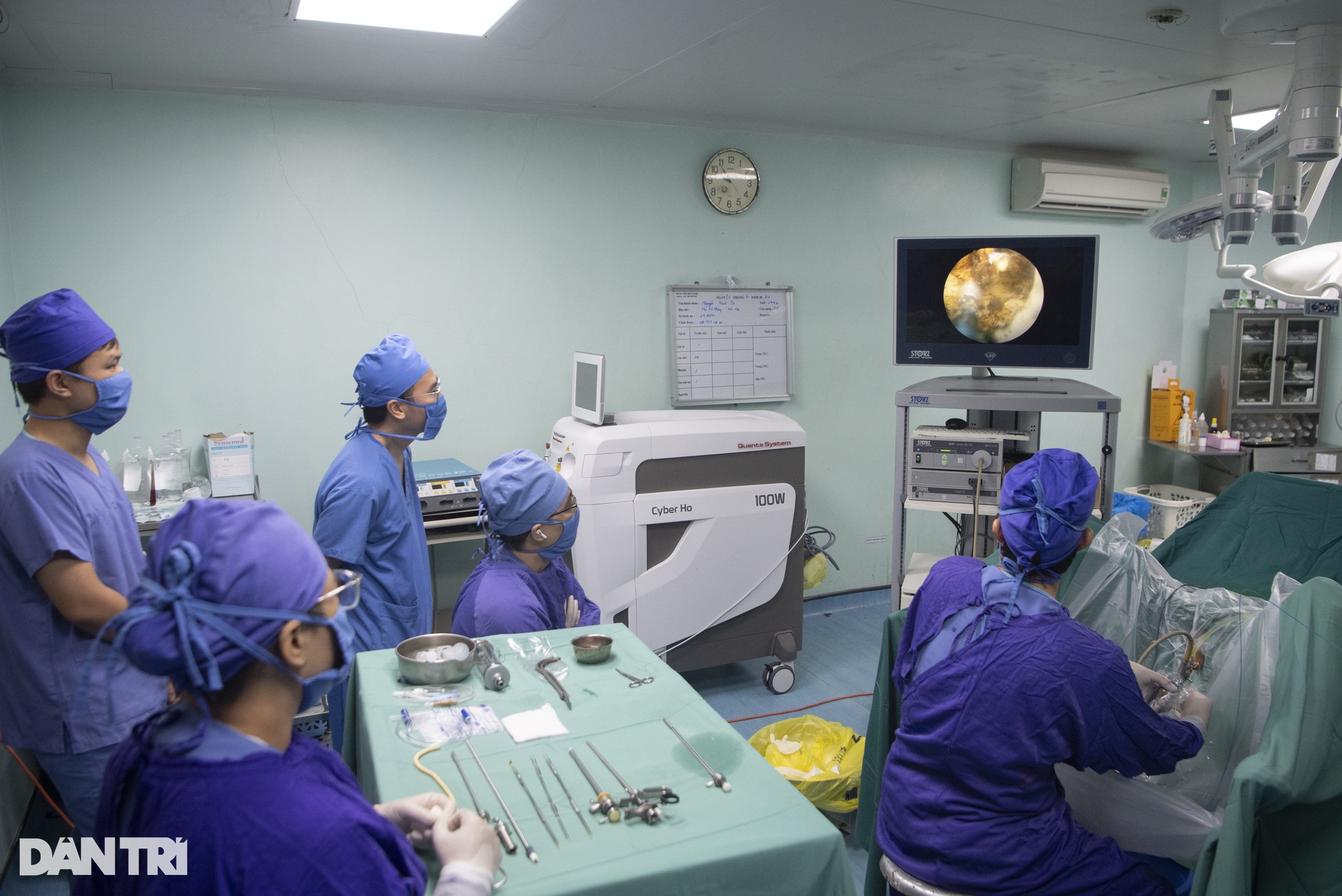 Xem bác sĩ dùng laser hóa hơi tuyến tiền liệt cụ ông 90 tuổi - 9 Xem bác sĩ dùng laser hóa hơi tuyến tiền liệt cụ ông 90 tuổi - 9