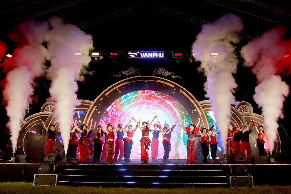 Văn Phú được vinh danh “Top 100 nơi làm việc tốt nhất Việt Nam 2025” của Anphabe - 4 Văn Phú được vinh danh “Top 100 nơi làm việc tốt nhất Việt Nam 2025” của Anphabe - 4