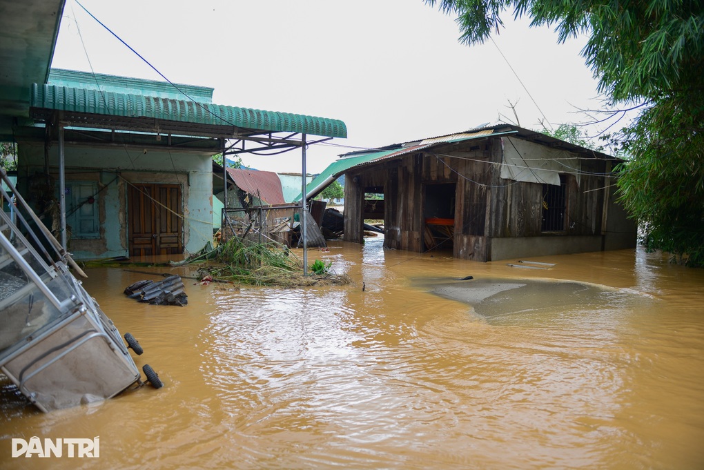 Sơ tán hàng trăm hộ dân Lâm Đồng ra khỏi vùng lũ - 2 Sơ tán hàng trăm hộ dân Lâm Đồng ra khỏi vùng lũ - 2