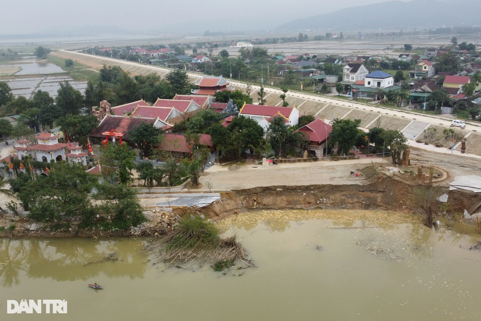 Sạt lở ăn sâu hơn 10m, ngôi đền thiêng nổi tiếng Hà Tĩnh dừng mọi hoạt động - 1