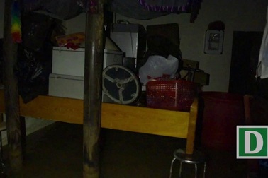 Dân vùng ngập Hà Nội: Ăn cơm dưới đèn dầu, nhà lênh láng nước