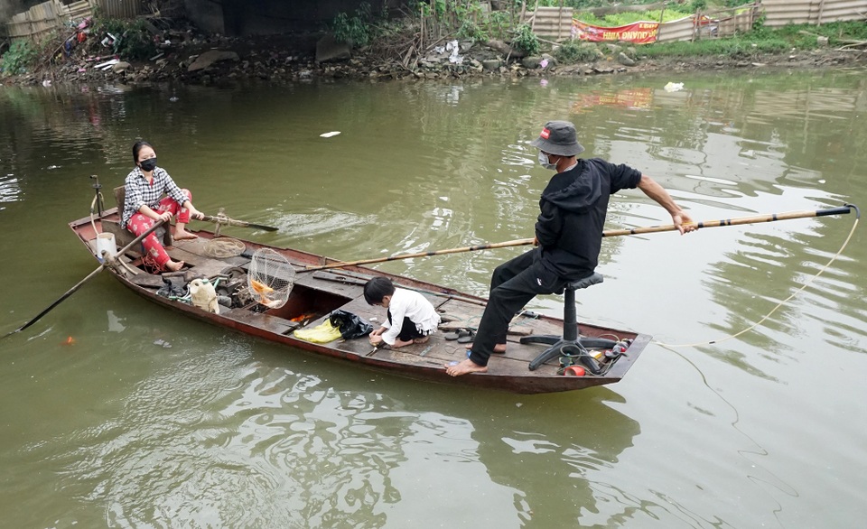 Cận cảnh cá chép Táo quân chưa kịp lên chầu trời đã bị... dí điện - 8 Cận cảnh cá chép Táo quân chưa kịp lên chầu trời đã bị... dí điện - 8