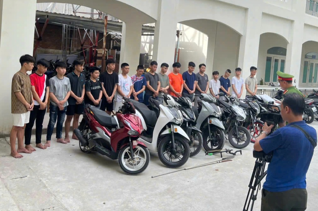 Dùng hung khí để đánh nhau trên đường phố, 14 thanh, thiếu niên bị bắt - 1 Dùng hung khí để đánh nhau trên đường phố, 14 thanh, thiếu niên bị bắt - 1