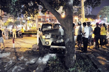 Ô tô "làm loạn" trên phố, đâm 2 người trọng thương