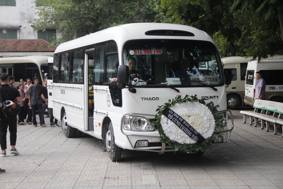 Ngập tràn nước mắt và hoa trắng trong đám tang MC Diệu Linh - 8 Ngập tràn nước mắt và hoa trắng trong đám tang MC Diệu Linh - 8