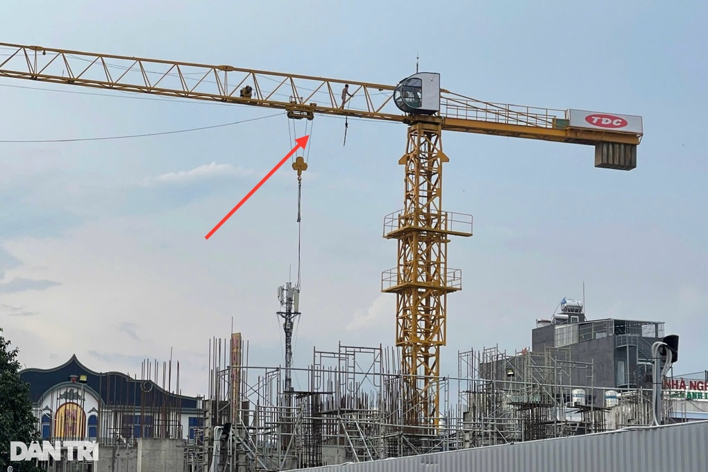 Người đàn ông khỏa thân đi dạo trên cần cẩu công trình ở Bình Dương - 1 Người đàn ông khỏa thân đi dạo trên cần cẩu công trình ở Bình Dương - 1