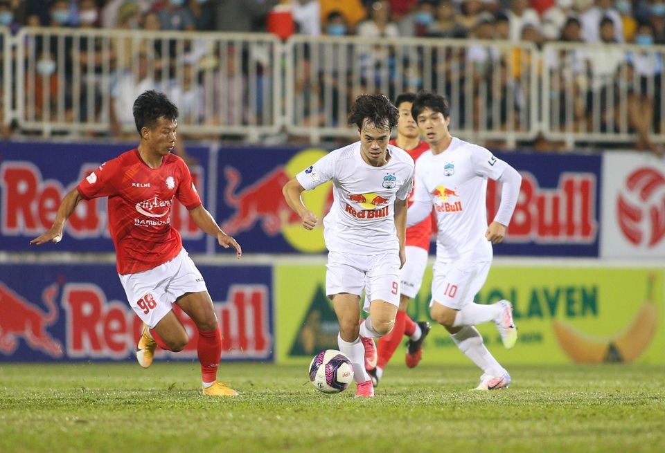 HA Gia Lai 3-0 TPHCM: Lee Nguyễn mờ nhạt, Công Phượng tiếp tục rực rỡ - 8 HA Gia Lai 3-0 TPHCM: Lee Nguyễn mờ nhạt, Công Phượng tiếp tục rực rỡ - 8