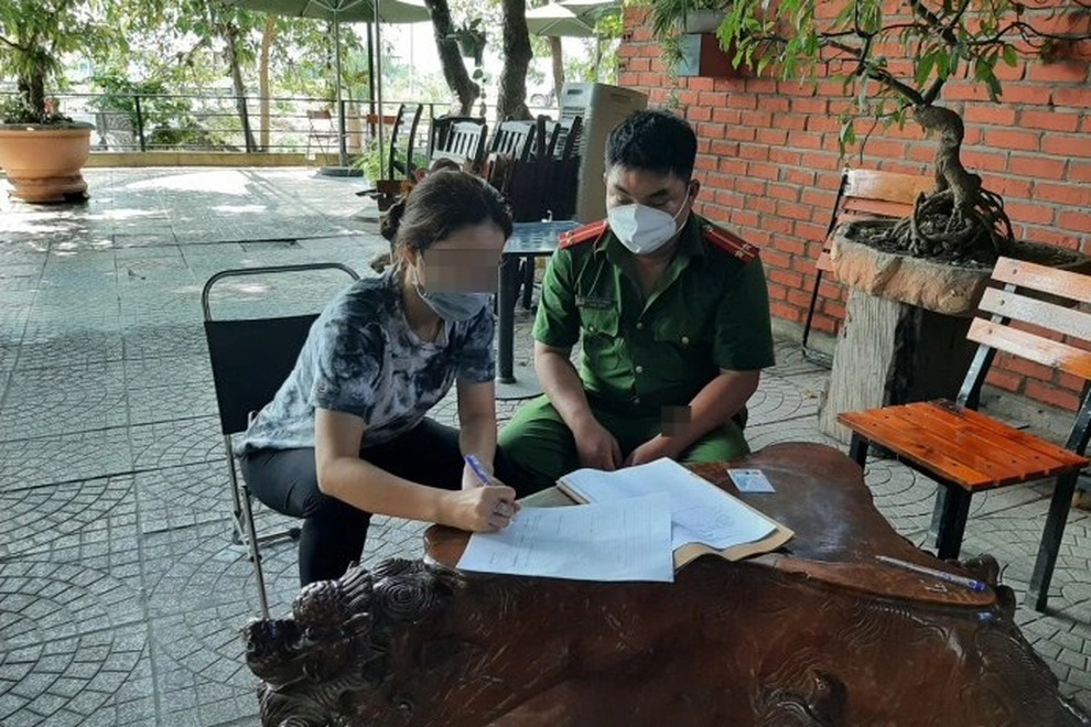 Nữ chủ quán bán cà phê cho 14 khách, bị phạt 15 triệu đồng - 1 Nữ chủ quán bán cà phê cho 14 khách, bị phạt 15 triệu đồng - 1