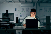 Sợ bỏ lỡ trào lưu, giới trẻ mải online, mất ngủ triền miên