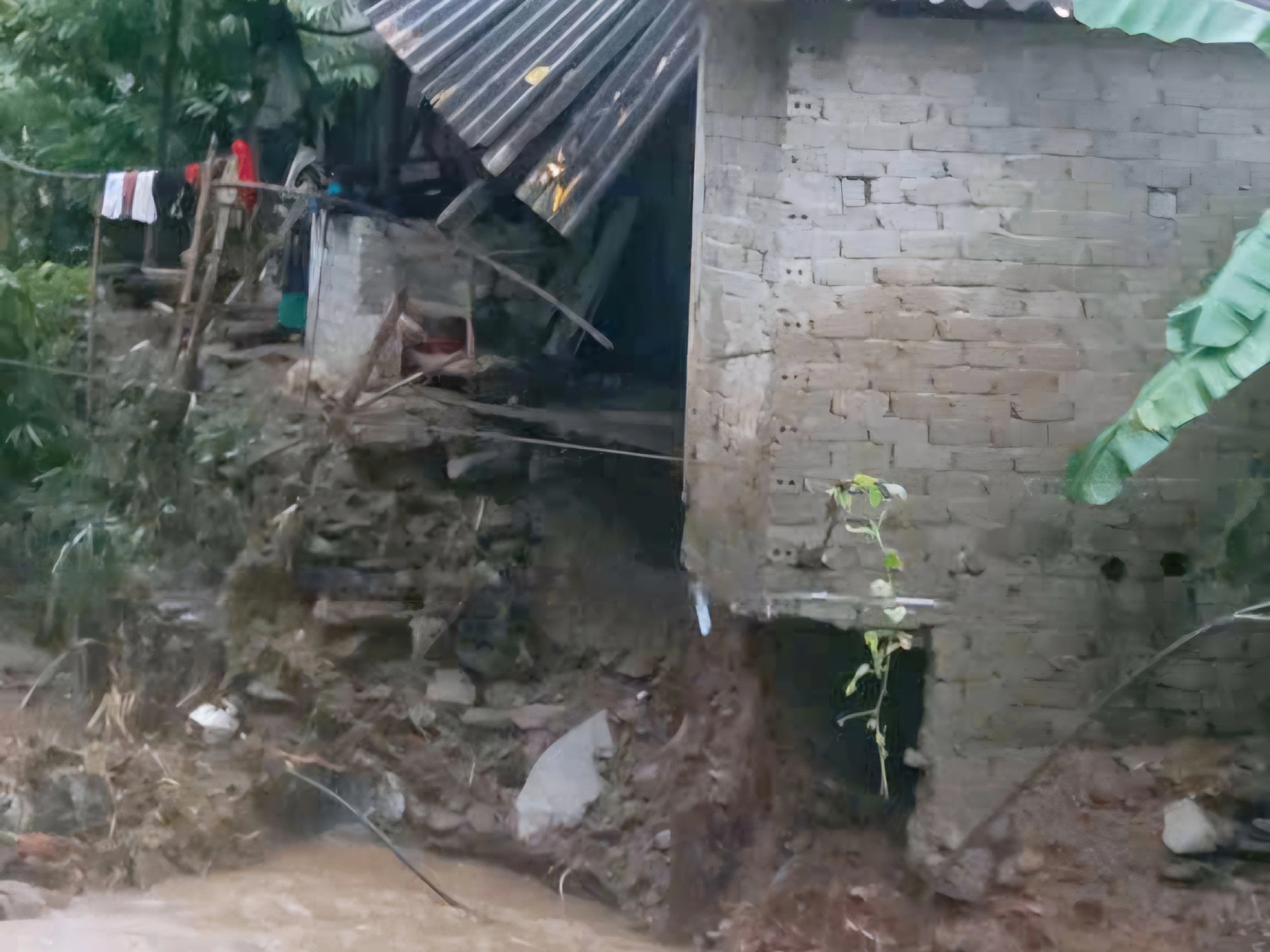 ទឹកជំនន់បំផ្លាញផ្ទះប្រជាពលរដ្ឋអស់ជាច្រើនខ្នងនៅស្រុកជាប់ព្រំដែន Nghe An - ១០ Mưa lũ tàn phá, vùi lấp nhiều nhà dân ở huyện biên giới Nghệ An - 10