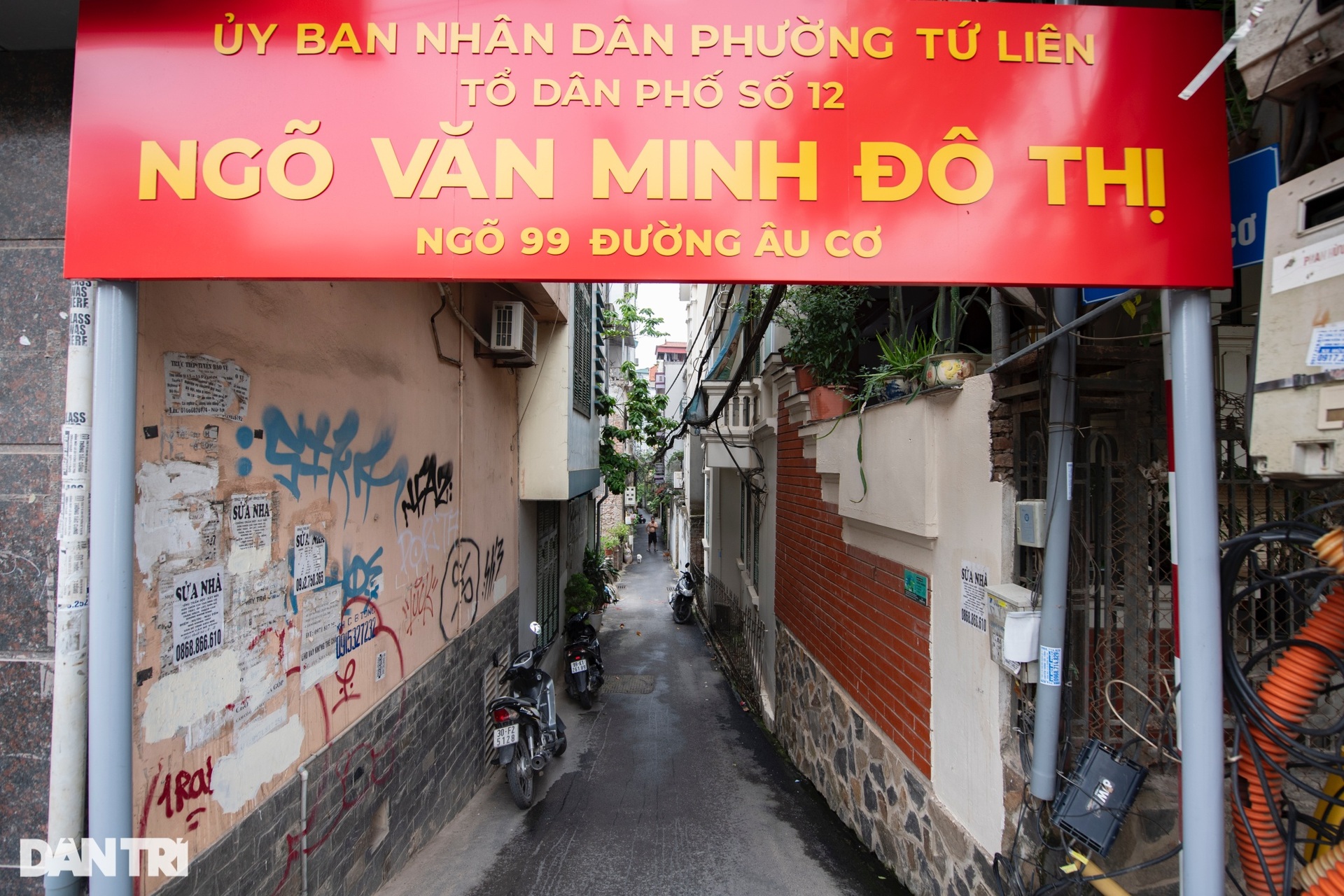 Tường và cửa cuốn nhà dân trên nhiều tuyến phố Hà Nội bị vẽ bậy  - 7