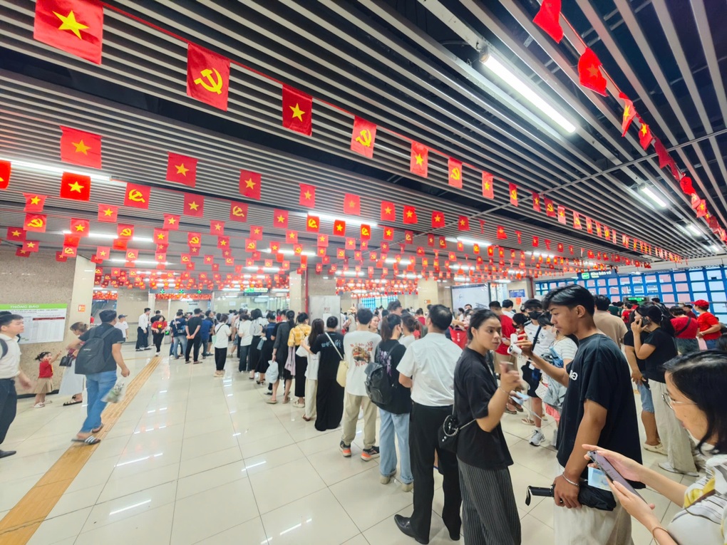 Người Hà Nội xếp hàng dài chờ đợi lên tàu điện đi xem diễu binh - 3 Người Hà Nội xếp hàng dài chờ đợi lên tàu điện đi xem diễu binh - 3