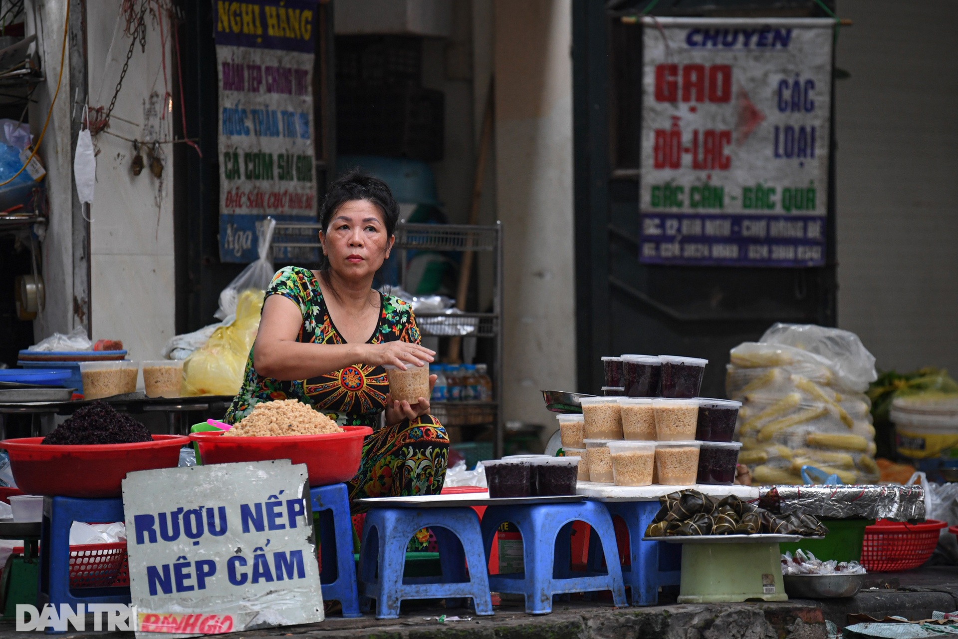 Người Hà Nội dậy sớm mua rượu nếp về diệt sâu bọ - 8 Người Hà Nội dậy sớm mua rượu nếp về diệt sâu bọ - 8