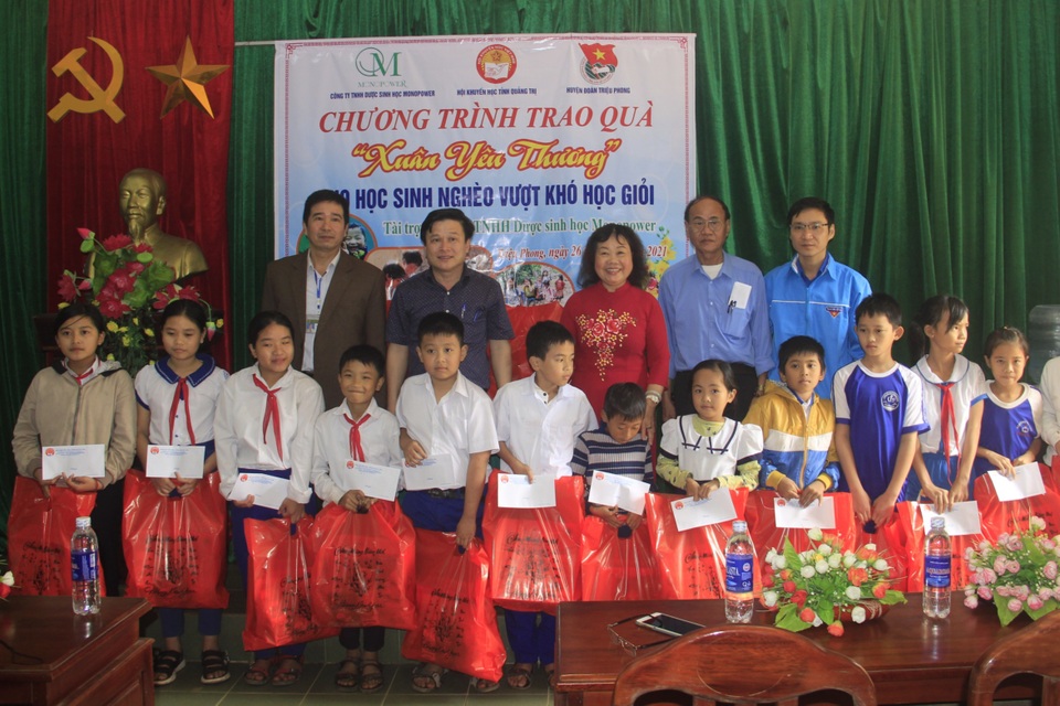 Quảng Trị: Mang Xuân yêu thương đến với học sinh nghèo hiếu học vùng lũ - 3 Quảng Trị: Mang Xuân yêu thương đến với học sinh nghèo hiếu học vùng lũ - 3