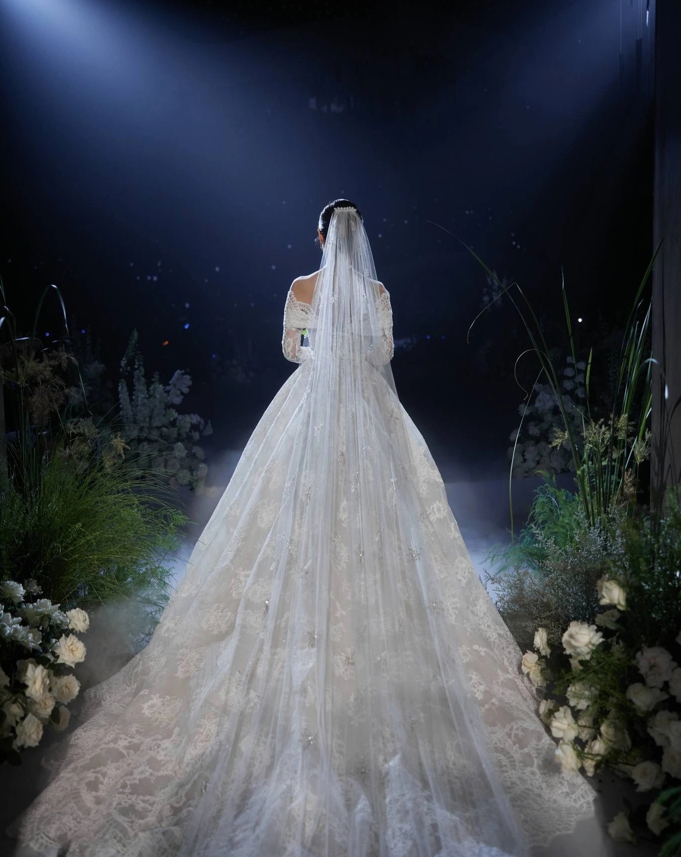 Midu diện 4 chiếc váy độc đáo, trị giá hàng tỷ đồng trong đám cưới - 3