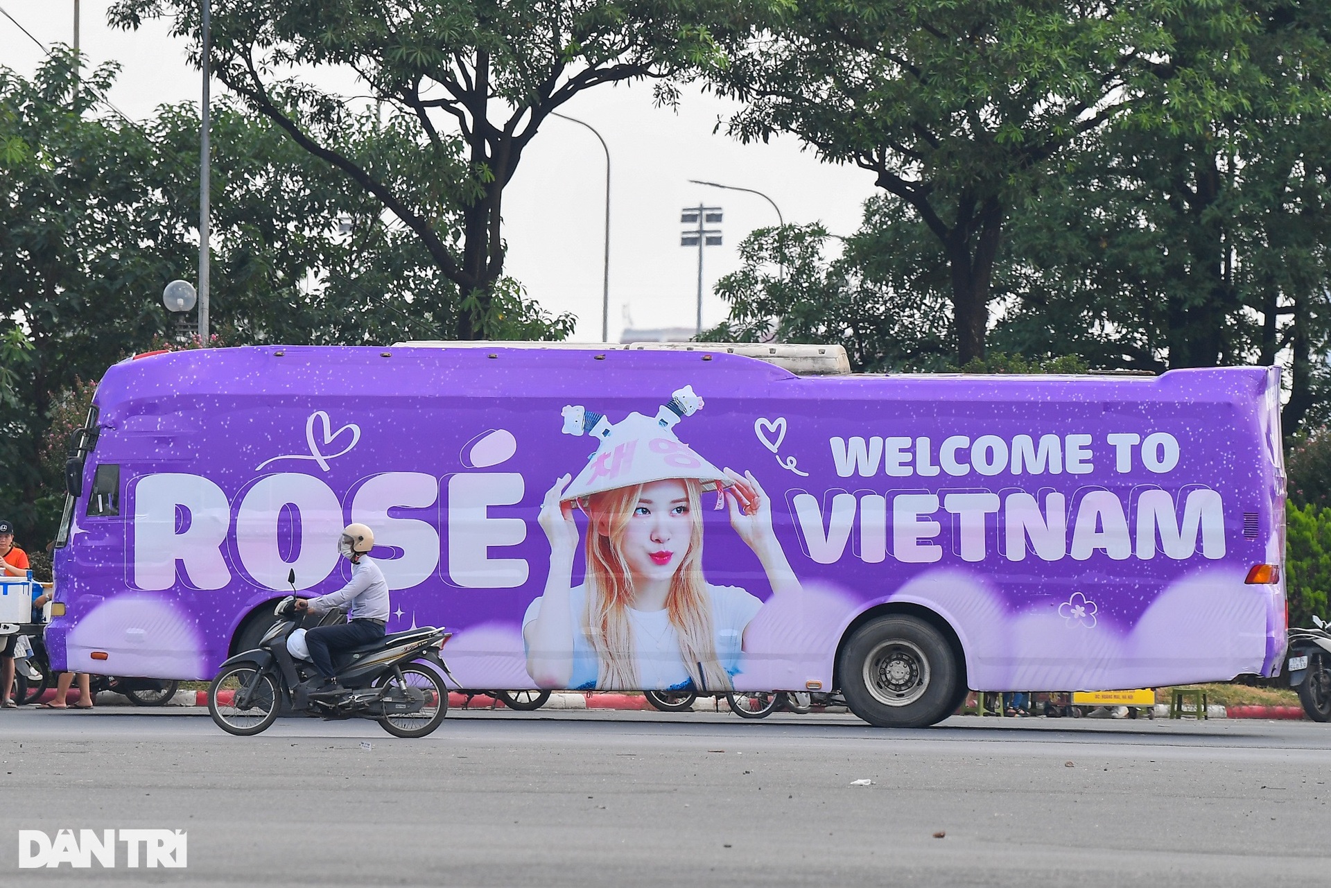 Vượt đường xa, fan Blackpink kéo theo vali đến sân vận động Mỹ Đình từ sớm - 12 Vượt đường xa, fan Blackpink kéo theo vali đến sân vận động Mỹ Đình từ sớm - 12