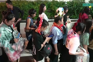 Khán giả xếp hàng check-in đêm nhạc "Tôi! Người Việt Nam"