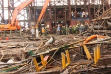 Máy ép cọc đổ đè tử vong 2 cháu nhỏ