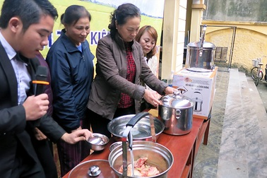 Tham quà khuyến mãi, người già dễ bị lừa