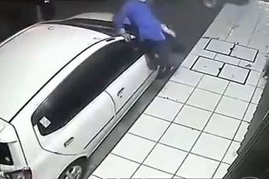 Chiếc xe có gương siêu bền khiến 2 tên trộm bẻ gương phải “bó tay”