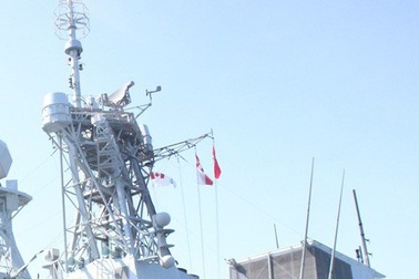 Tàu Hải quân Hoàng gia Canada treo cờ rủ khi đến thăm Đà Nẵng ngày Quốc tang